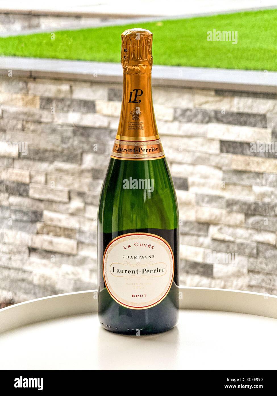 Cardiff, Galles, Regno Unito - 1 maggio 2025: Bottiglia di champagne Laurent-Perrier la Cuvee su un tavolo nel conservatorio di una casa - Immagine stock catturata con smartphone