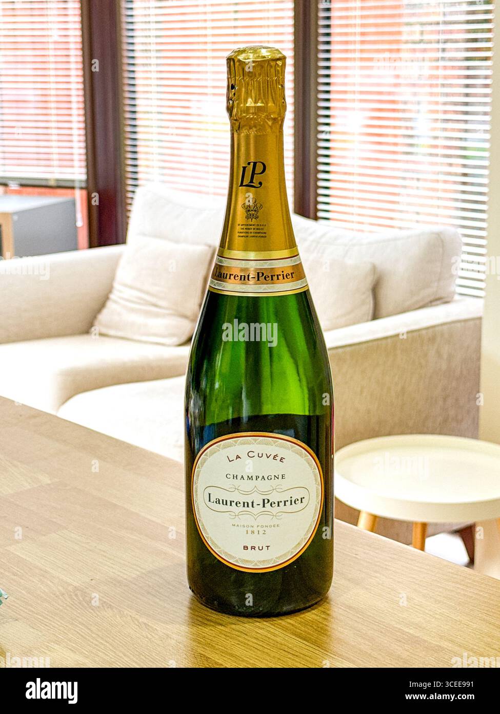 Cardiff, Galles, Regno Unito - 1 maggio 2025: Bottiglia di champagne Laurent-Perrier la Cuvee su un tavolo nel conservatorio di una casa - Immagine stock catturata con smartphone