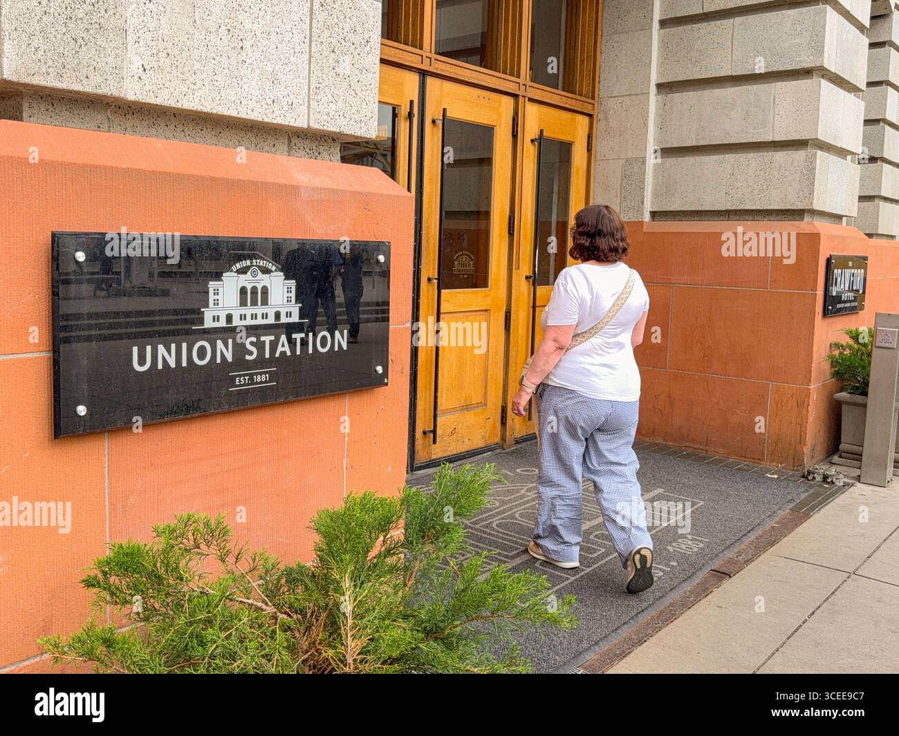 Denver, Colorado, USA - 2 giugno 2025: Persona che entra nella storica Denver Union Station - Immagine stock catturata con smartphone