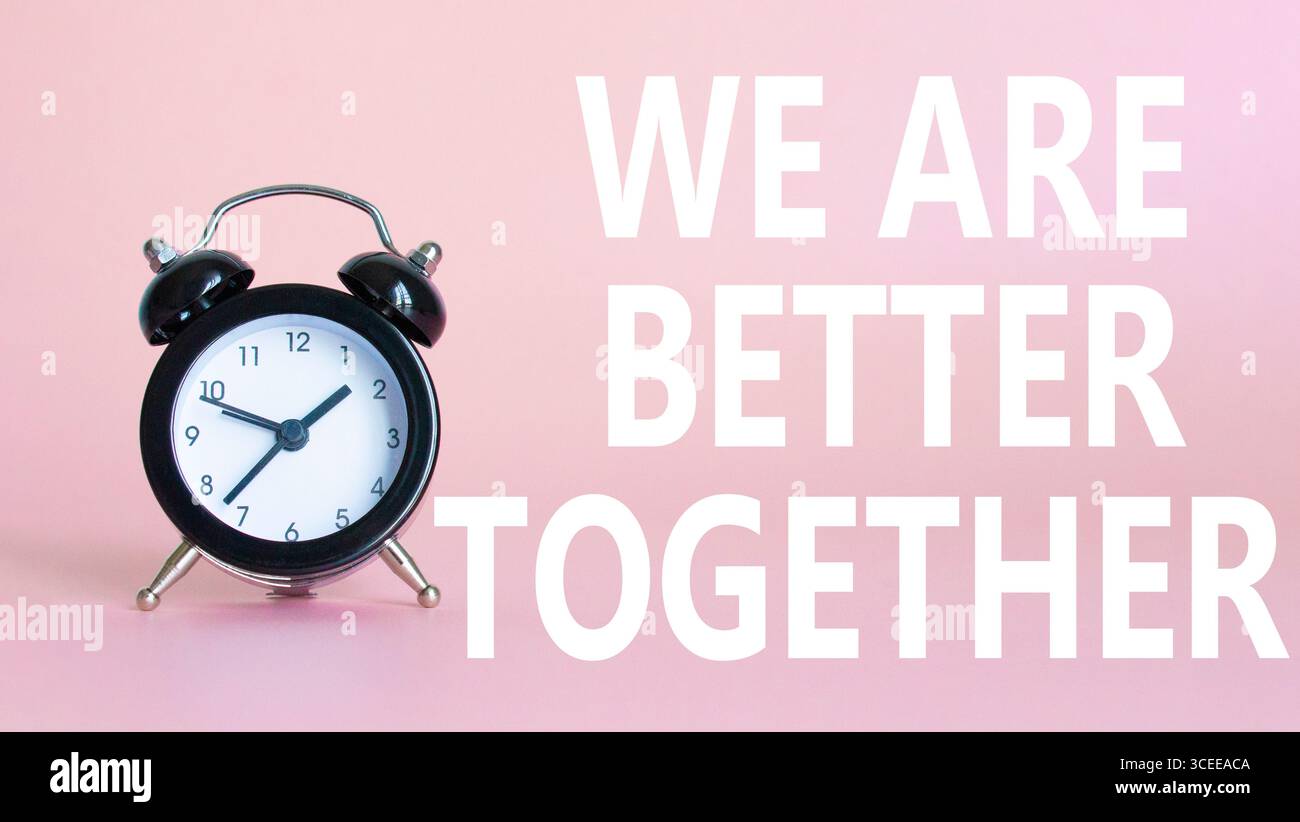 Raccontaci il simbolo della tua storia. Splendido sfondo rosa con sveglia con parole che raccontano la tua storia. Business e raccontaci il tuo concetto di storia. Servizio fotocopie Foto Stock
