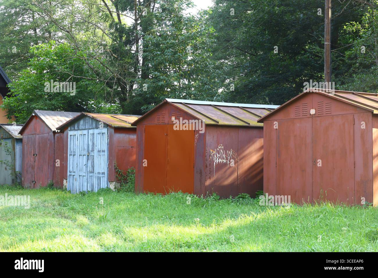 Fila di colorate officine di metallo su un terreno erboso Foto Stock