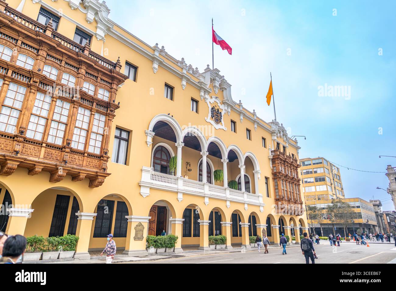 Lima, Perù, 1 ottobre 2021: Edificio municipale con balconi coloniali e bandiera peruviana in Plaza Mayor di Lima Foto Stock