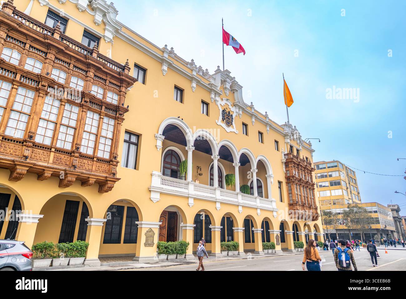 Lima, Perù, 1 ottobre 2021: Edificio municipale con balconi coloniali e bandiera peruviana in Plaza Mayor di Lima Foto Stock