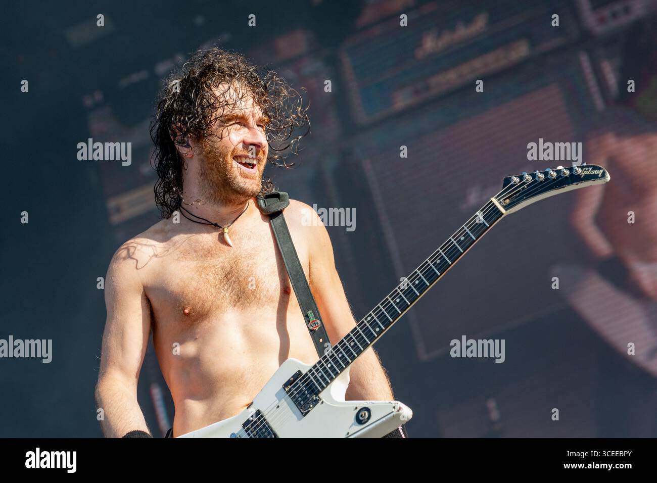 19 giugno 2025: Joel o'Keeffe di Airbourne si esibisce all'Hellfest Open Air festival di Clisson, in Francia Foto Stock