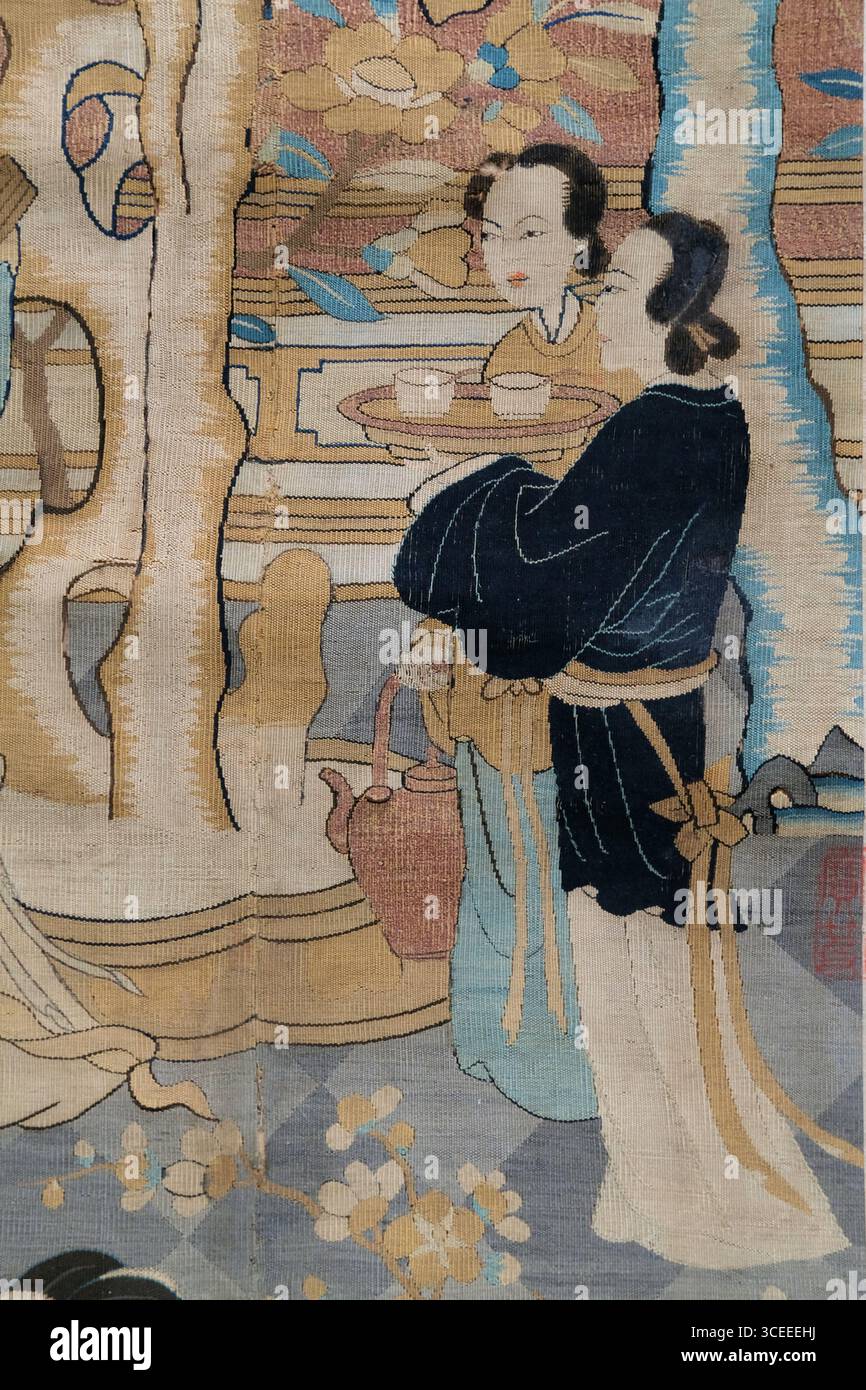 Xie An Betting His Villa Detail, Song Dynasty (960-1279), arazzo in rotolo di seta appeso; una donna che porta il tè; National Palace Museum, Taipei, Taiwan. Foto Stock