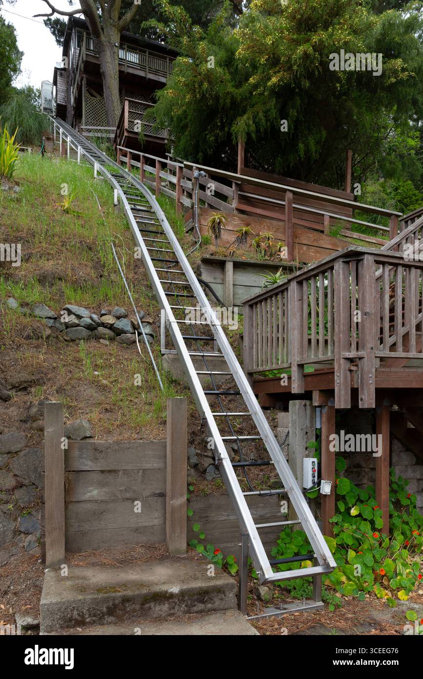 Un ascensore in salita che porta a una residenza privata su una ripida collina a Muir Beach, Marin County, California settentrionale. Foto Stock