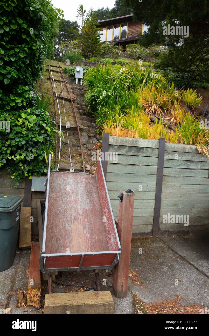 Ascensore inclinato che conduce a una residenza privata su una ripida collina a Muir Beach, Marin County, California settentrionale. Foto Stock
