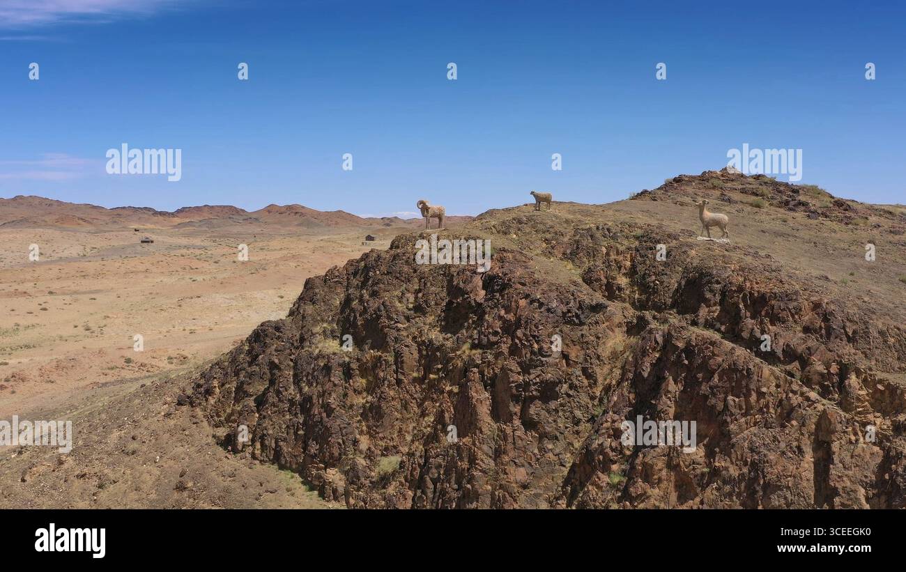 Statua di ram con paesaggio montano in Mongolia Foto Stock