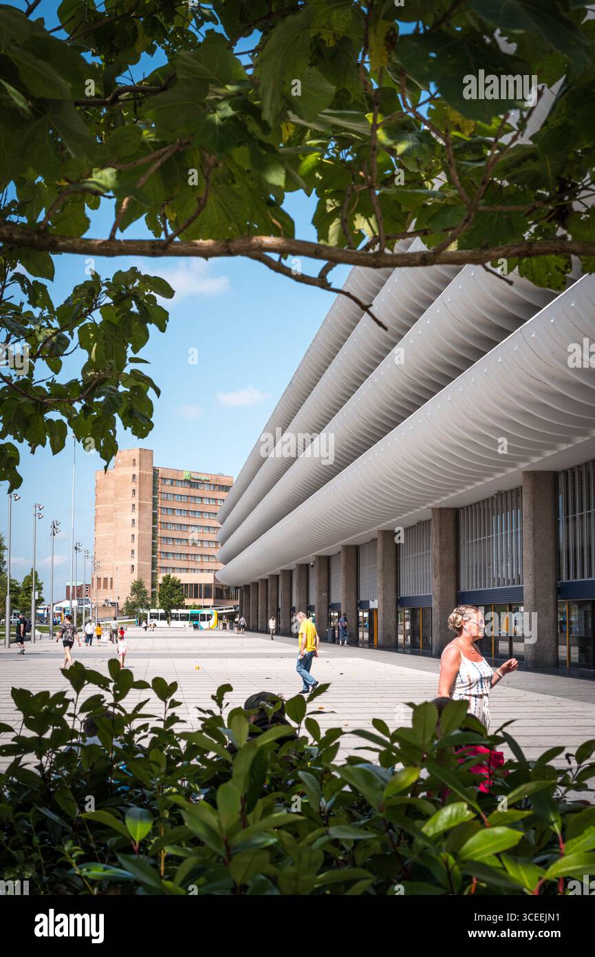 Preston, Lancashire, Regno Unito. Una vista verticale attraverso le foglie di un albero che mostra la lunga struttura curva della stazione degli autobus di Preston. Foto Stock