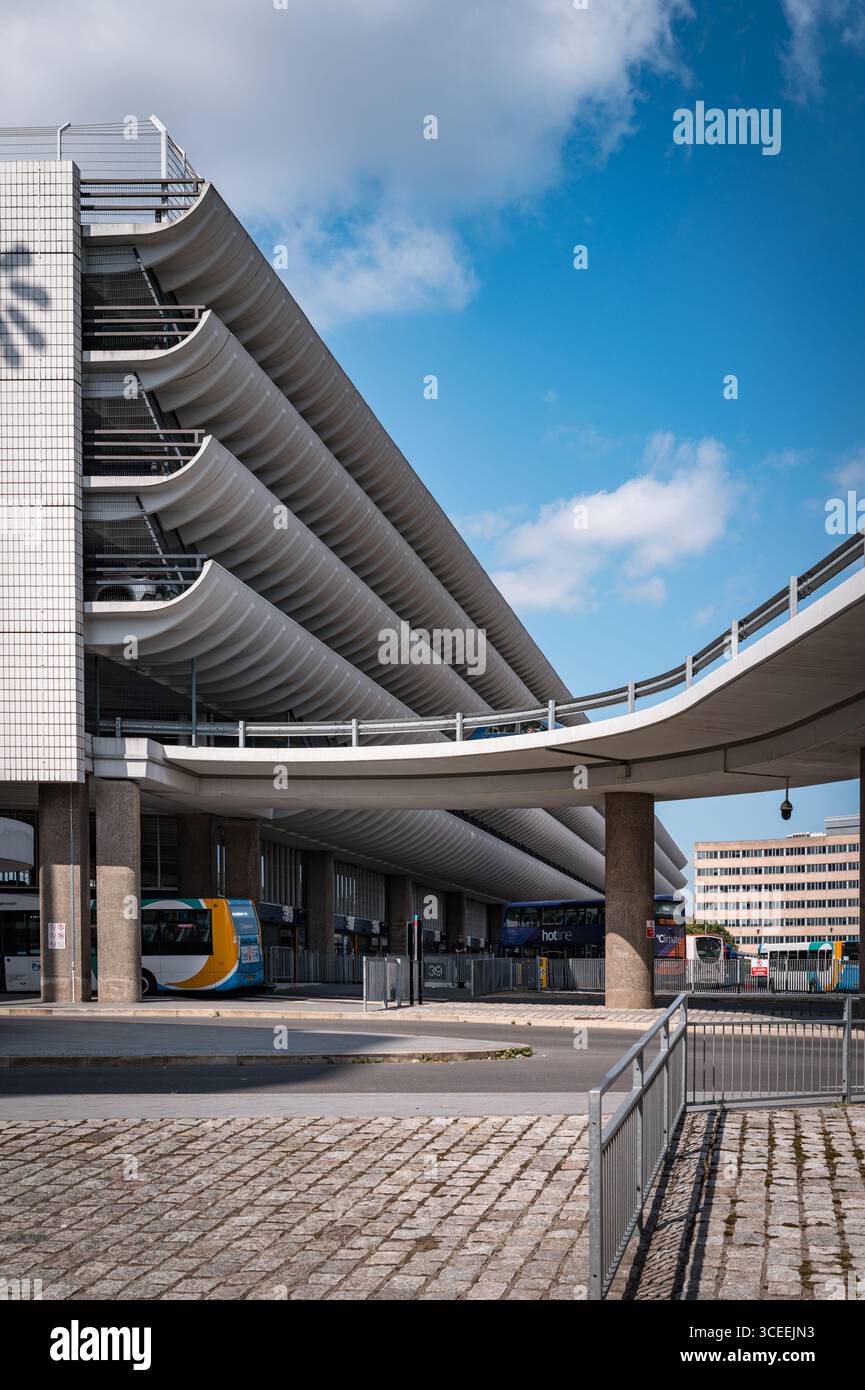 Preston, Lancashire, Regno Unito. Una vista verticale che mostra la lunga struttura curva della stazione degli autobus di Preston. e la rampa del parcheggio. Foto Stock
