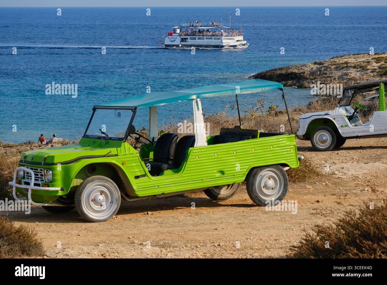 Classico Citroën Méhari parcheggiato sull'isola. Iconica auto d'epoca francese, simbolo delle vacanze estive nel Mediterraneo. Foto Stock
