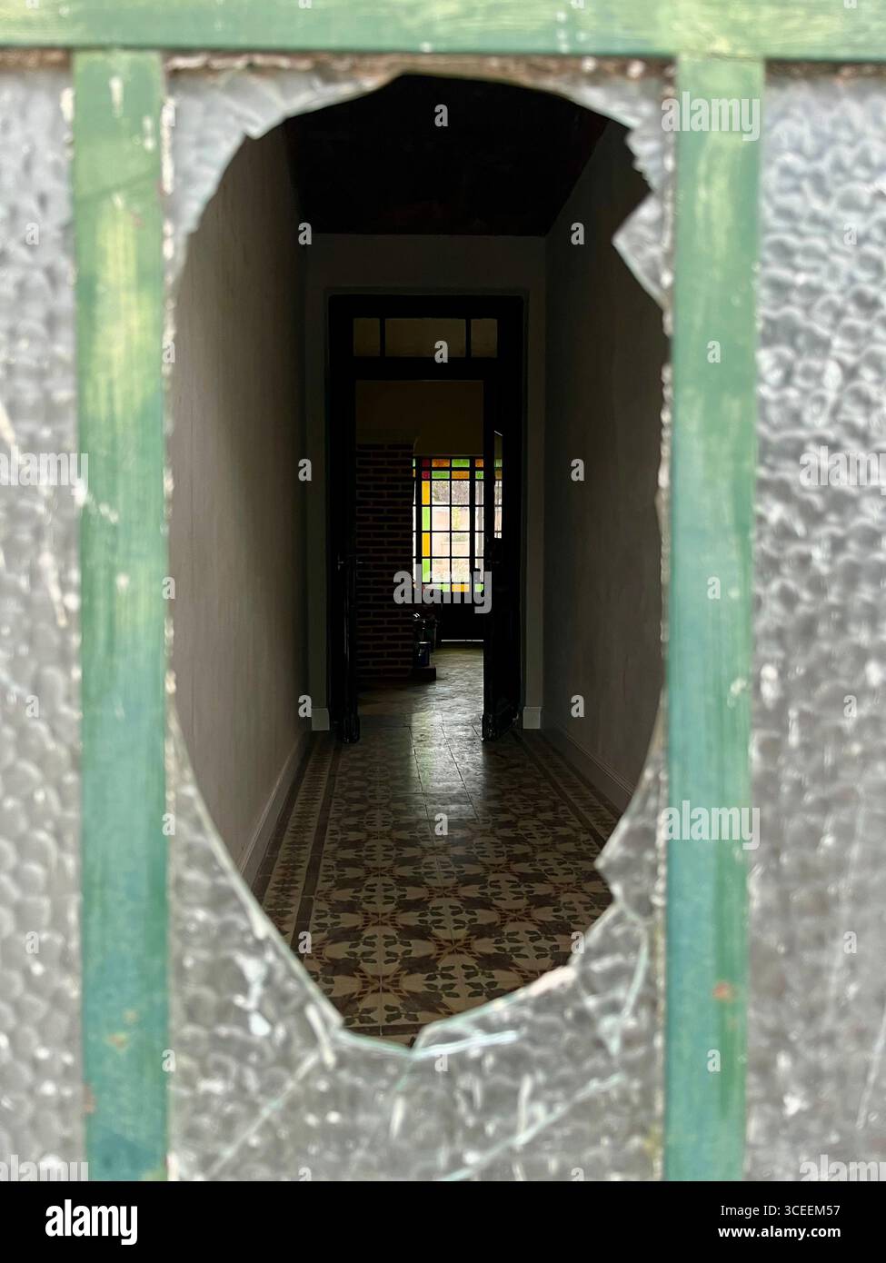 Un corridoio simmetrico in cemento con un effetto punto di vanificazione, incorniciato da ripetizioni geometriche e illuminazione soffusa. - Immagine stock catturata con smartphone