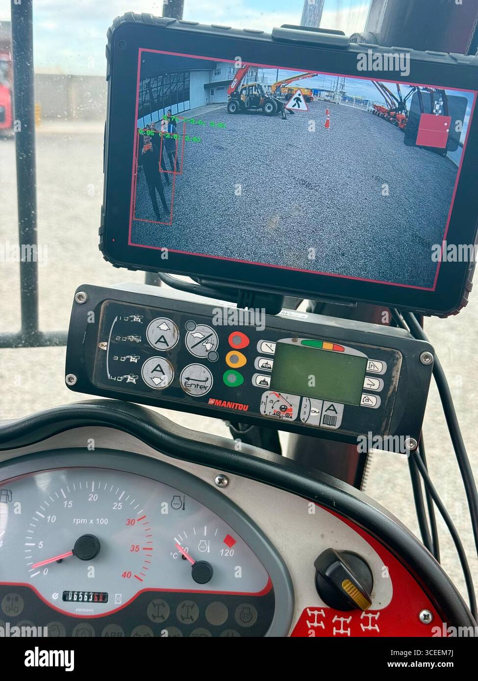 Vista ravvicinata di una console di controllo con indicatori, interruttori e pulsanti, all'interno di un cockpit o di un pannello dell'apparecchiatura. - Immagine stock catturata con smartphone