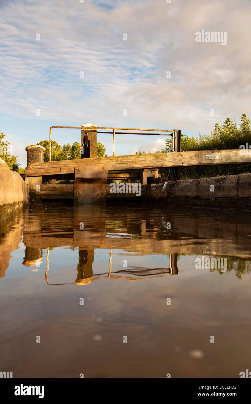Cancello di Canal Lock sul canale Shropshire Union,. Inghilterra, alla luce del sole. Concetto di vacanza sulle vie navigabili interne. Foto Stock
