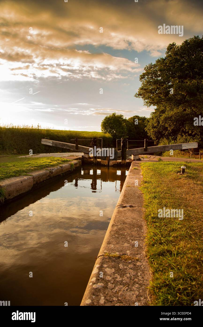 Cancello di Canal Lock sul canale Shropshire Union,. Inghilterra, alla luce del sole. Concetto di vacanza sulle vie navigabili interne. Foto Stock