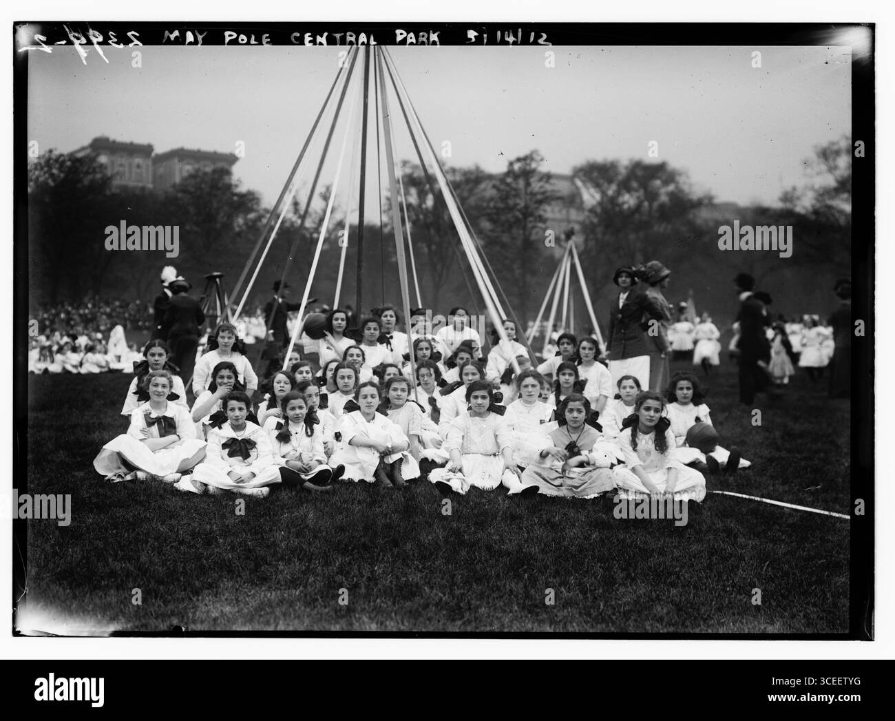 Titolo: May Pole - Central Park - 1914 A maypole è un palo di legno alto eretto come parte di vari festival popolari europei, attorno ai quali spesso si svolge una danza maypole. Foto Stock