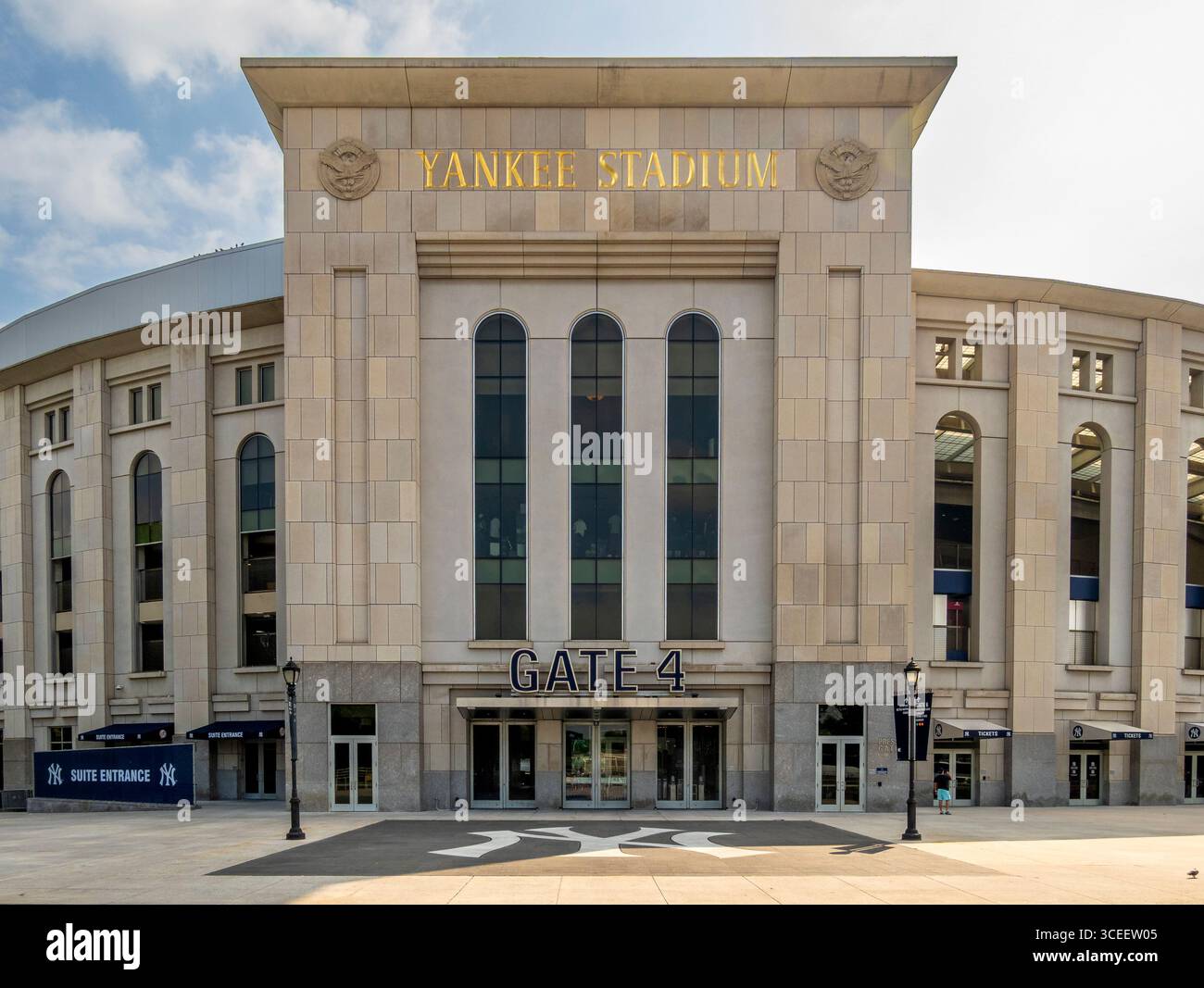 Bronx, New York - Stati Uniti - 16 agosto 2025 l'iconica facciata del Gate 4 dello Yankee Stadium, un grande ingresso con lo "YANKEE STADIUM" ben esposto e un grande Foto Stock