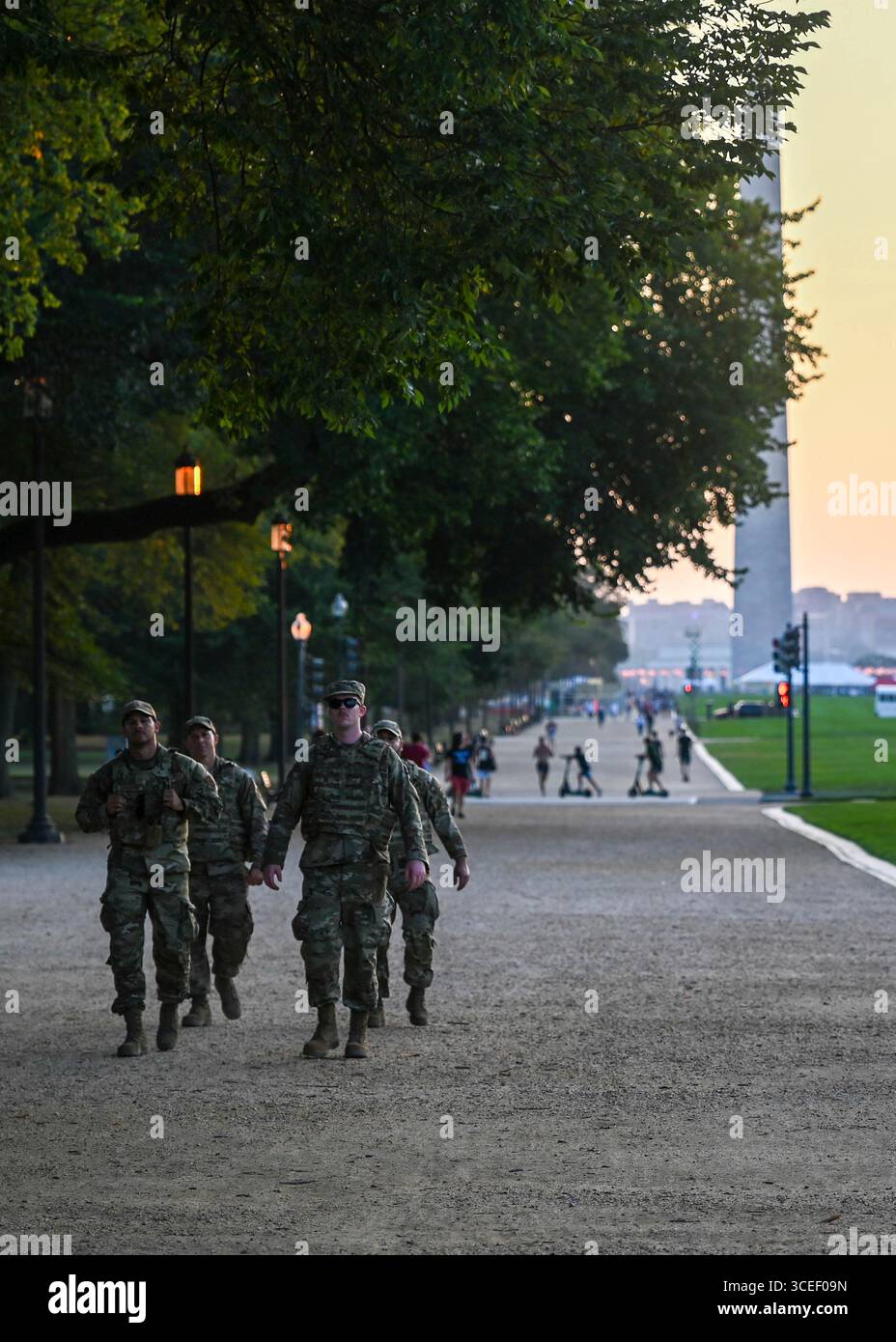 Washington, Stati Uniti. 16 agosto 2025. Soldati della Guardia Nazionale dell'Esercito degli Stati Uniti assegnati alla pattuglia sicura e bella Task Force D.C. lungo il National Mall, 16 agosto 2025 a Washington, DC il presidente degli Stati Uniti Donald Trump schierò circa 800 membri del servizio della Guardia Nazionale sotto la falsa premessa di un'ondata di crimine nella capitale. Credito: SSgt. Natalie Filzen/U.S. Army Photo/Alamy Live News Foto Stock