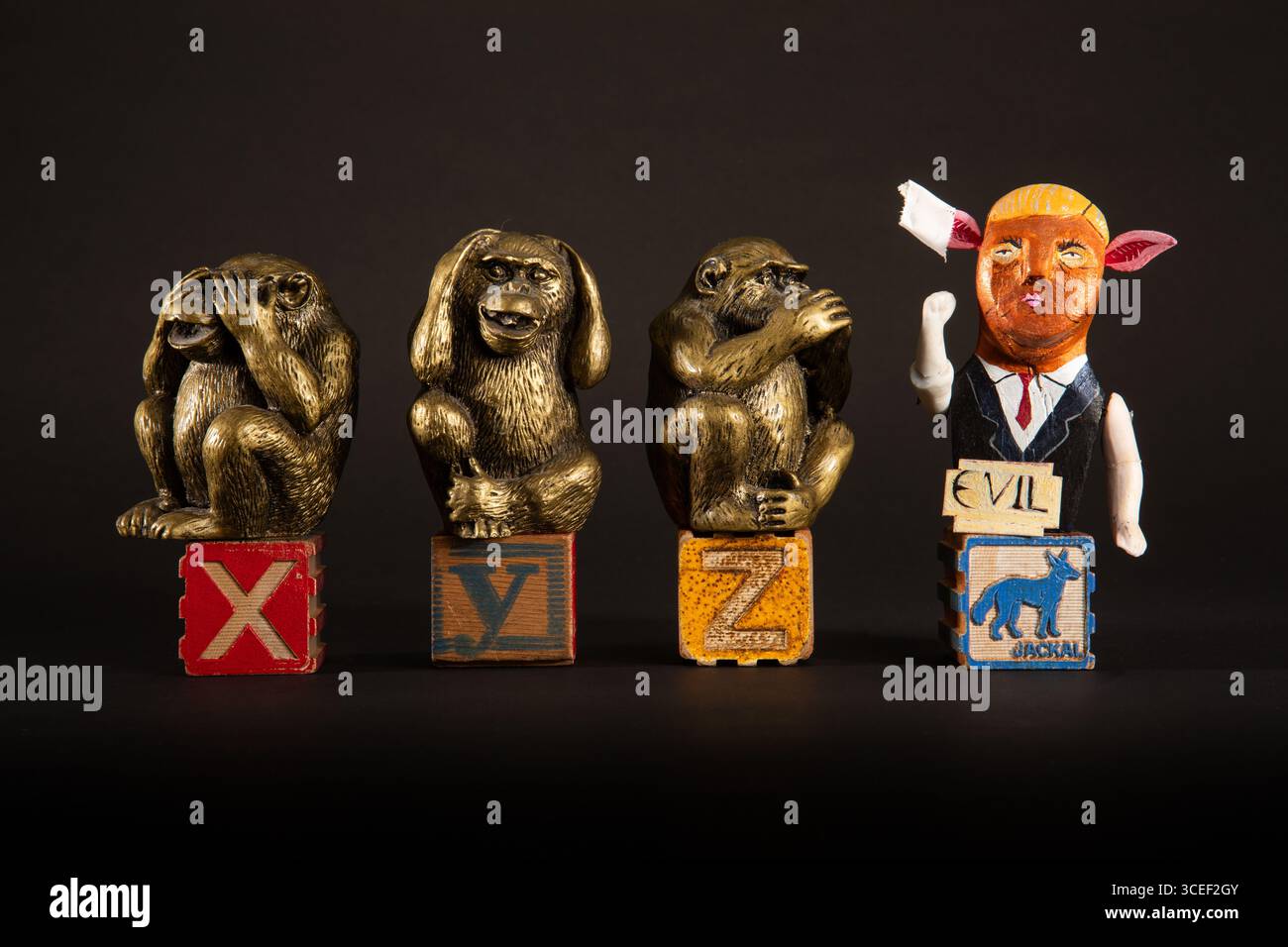 Non vedere il male, non sentire il male, non parlare il male, Unito a una figura satirica contrassegnata come "MALE" su blocchi di giocattoli, che mescola l'arte popolare con il commento politico. Foto Stock