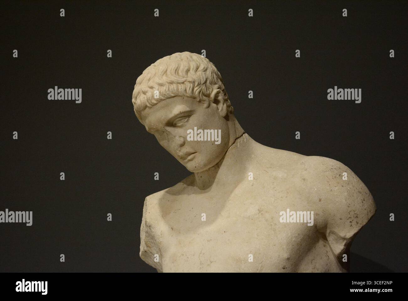 Arte antica romana: Scultura in marmo di un atleta Foto Stock