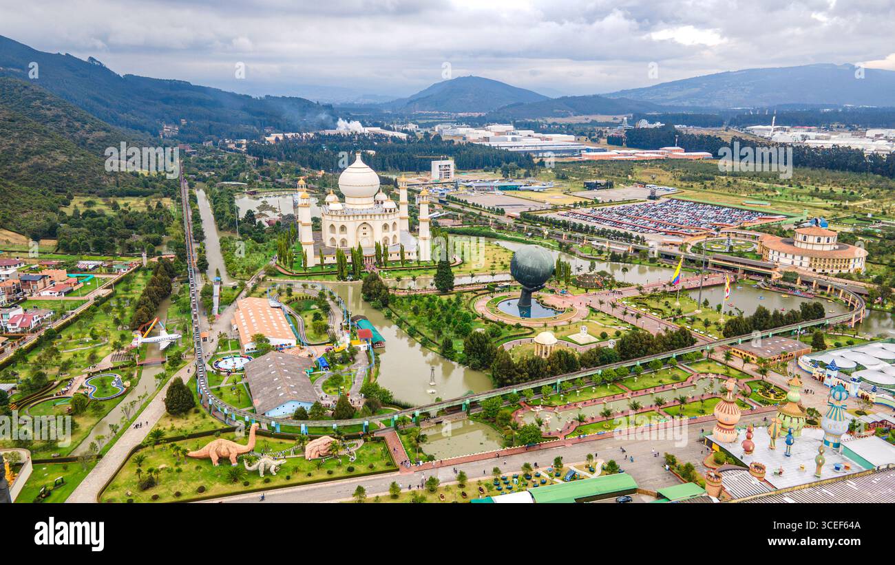 Immagine panoramica del parco Jaime Duque a Briceño, Cundinamarca, Colombia, con giostre, giardini, e l'iconica replica del Taj Mahal. Foto Stock