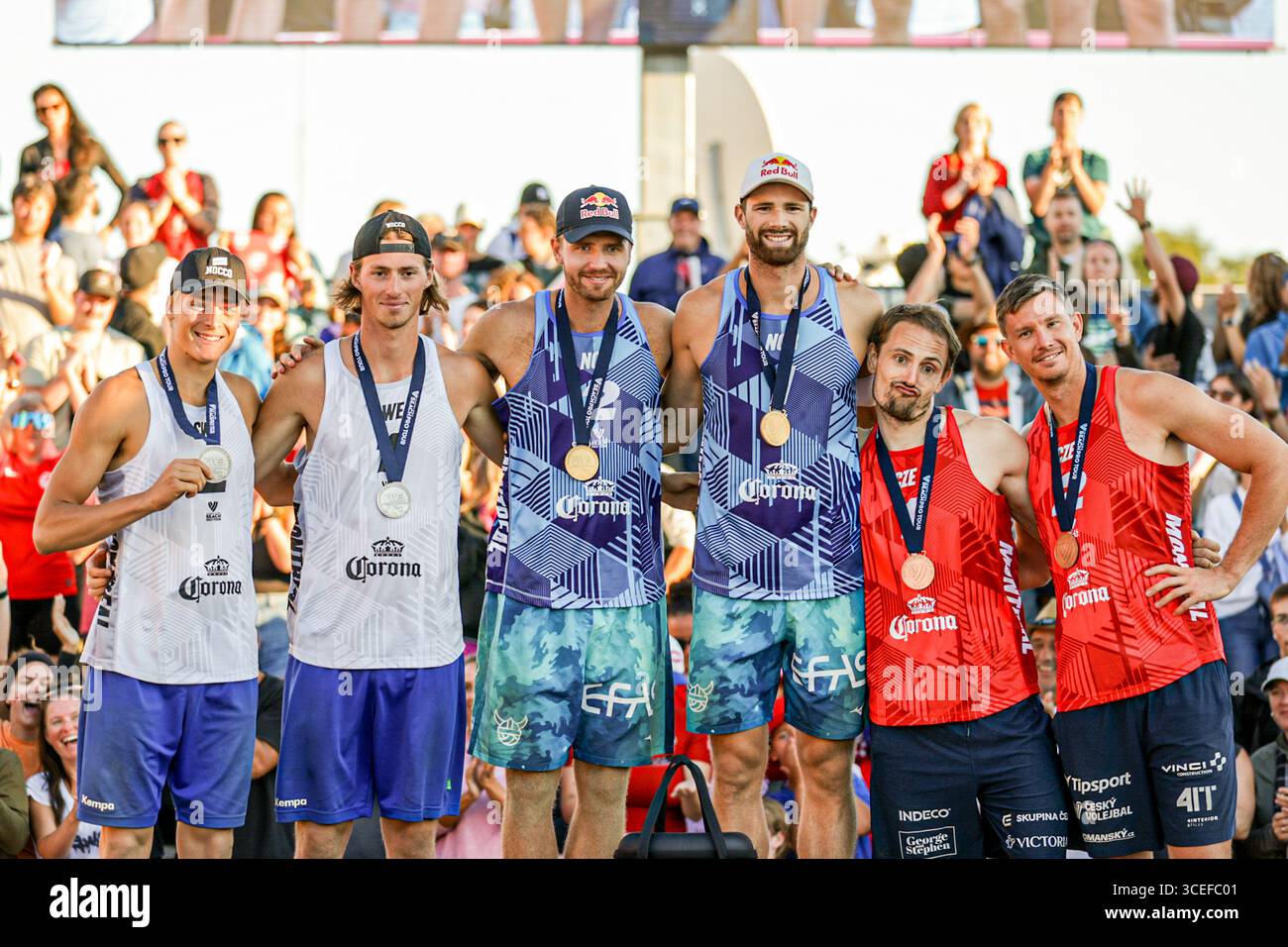 Montreal, Canada. 17 agosto 2025. Podio uomini del torneo Volleyball World Beach Pro Tour Montreal 2025 Medaglia d'oro per la squadra norvegese ( Anders Berntsen mol & Christian Sandlie Sørum ) , Medaglia d'argento per il team Sweeden ( Jacob Hölting Nilsson & Elmer Andersson) e medaglia di bronzo per la squadra ceca ( Ondrej Perusic & David Schweiner ) crediti: Montassar Yazidi/Alamy Live News Foto Stock