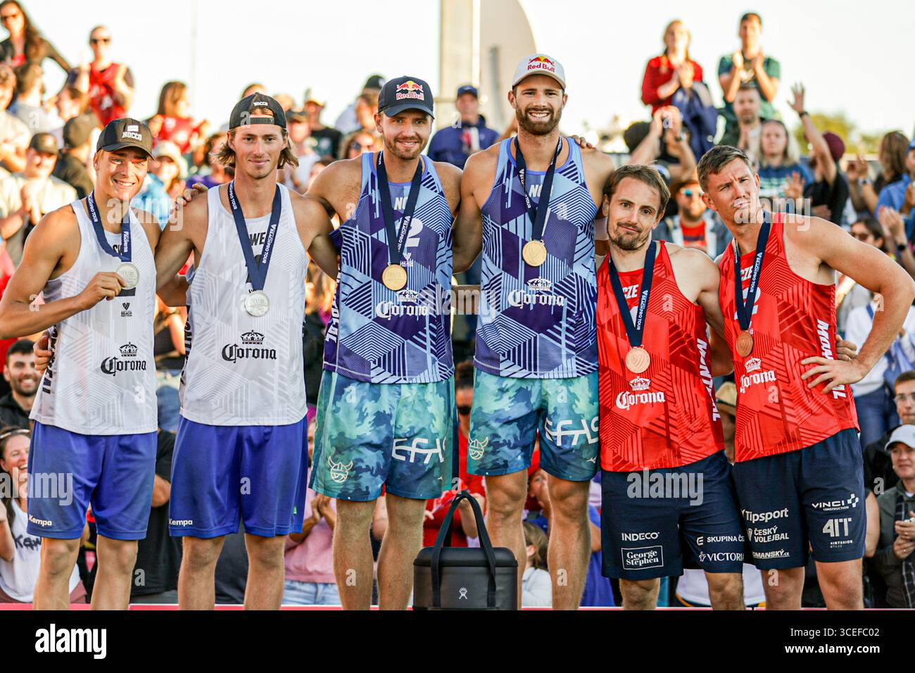 Montreal, Canada. 17 agosto 2025. Podio uomini del torneo Volleyball World Beach Pro Tour Montreal 2025 Medaglia d'oro per la squadra norvegese ( Anders Berntsen mol & Christian Sandlie Sørum ) , Medaglia d'argento per il team Sweeden ( Jacob Hölting Nilsson & Elmer Andersson) e medaglia di bronzo per la squadra ceca ( Ondrej Perusic & David Schweiner ) crediti: Montassar Yazidi/Alamy Live News Foto Stock