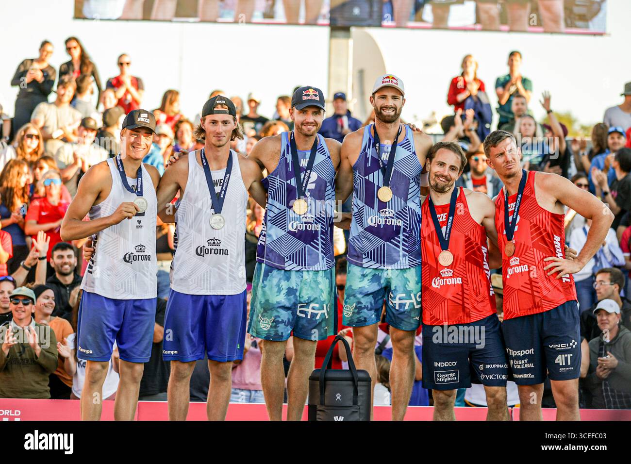 Montreal, Canada. 17 agosto 2025. Podio uomini del torneo Volleyball World Beach Pro Tour Montreal 2025 Medaglia d'oro per la squadra norvegese ( Anders Berntsen mol & Christian Sandlie Sørum ) , Medaglia d'argento per il team Sweeden ( Jacob Hölting Nilsson & Elmer Andersson) e medaglia di bronzo per la squadra ceca ( Ondrej Perusic & David Schweiner ) crediti: Montassar Yazidi/Alamy Live News Foto Stock
