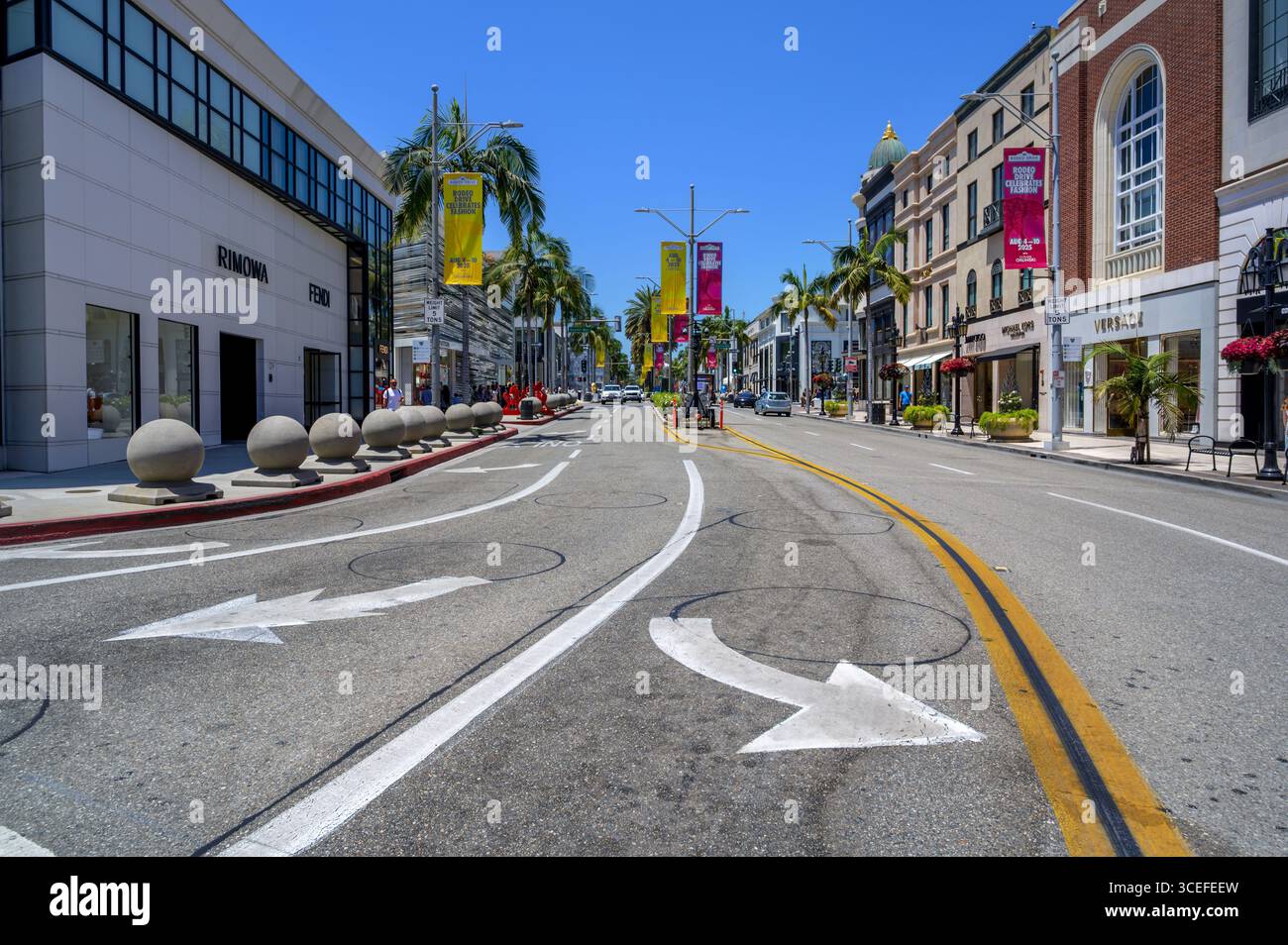 Rodeo Drive è un quartiere commerciale di lusso con boutique di lusso, palme e striscioni. Foto Stock