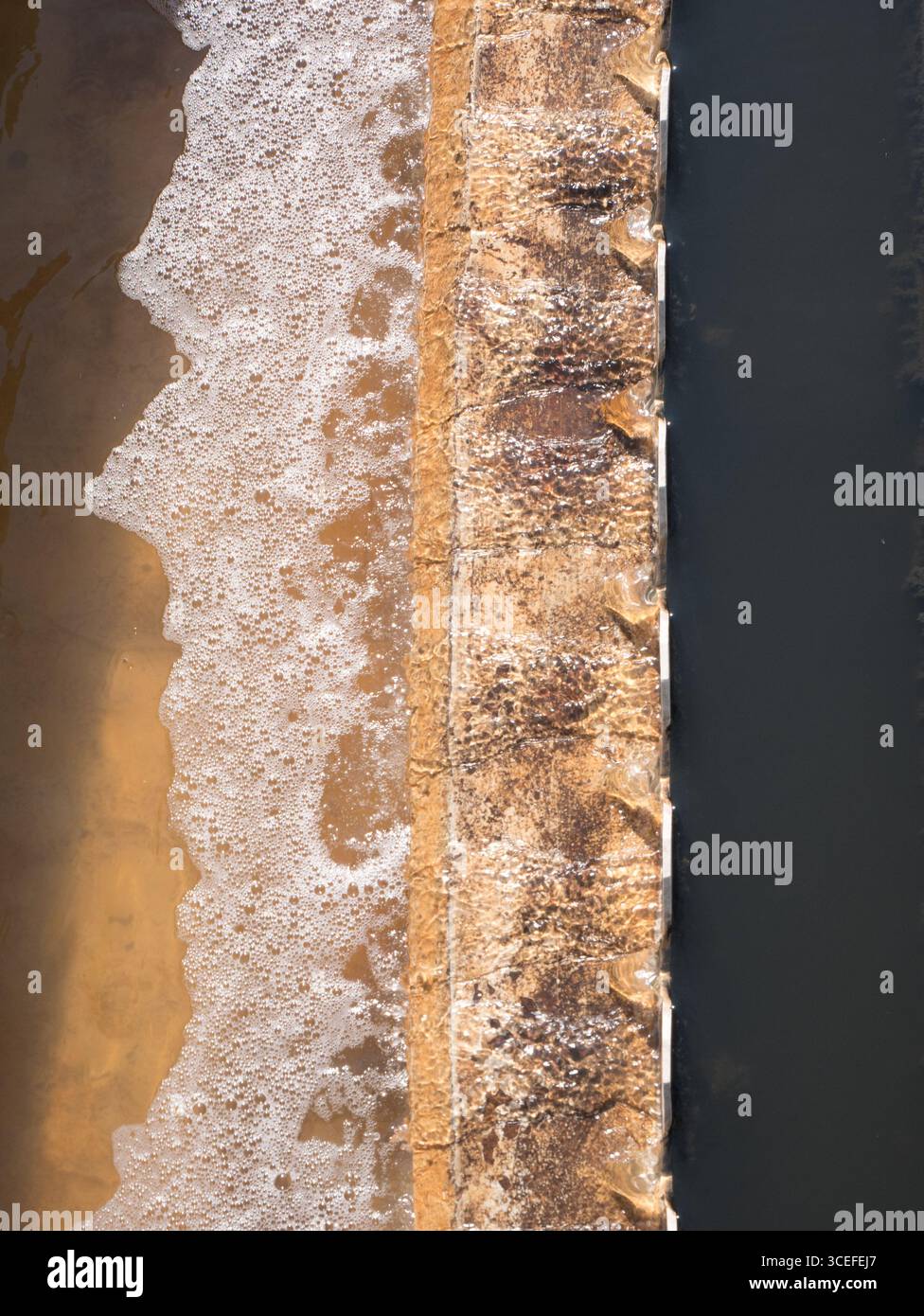 Vista dall'alto dell'effluente in un serbatoio di un impianto di trattamento delle acque reflue in Messico che mostra le diverse fasi dell'orientamento verticale dell'acqua Foto Stock