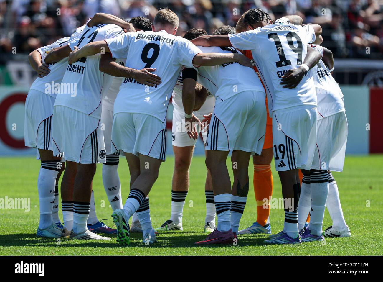 Coblenza, Germania. 17 agosto 2025. DFB Pokal - FV Engers - Eintracht Frankfurt am 17.08.2025 im Stadion Oberwerth a Coblenza Mannschaftskreis/Teamkreis von Eintracht Frankfurt foto: Osnapix/Marcus Hirnschal le normative DFB vietano qualsiasi uso di fotografie come sequenze di immagini e/o quasi-video crediti: dpa/Alamy Live News Foto Stock