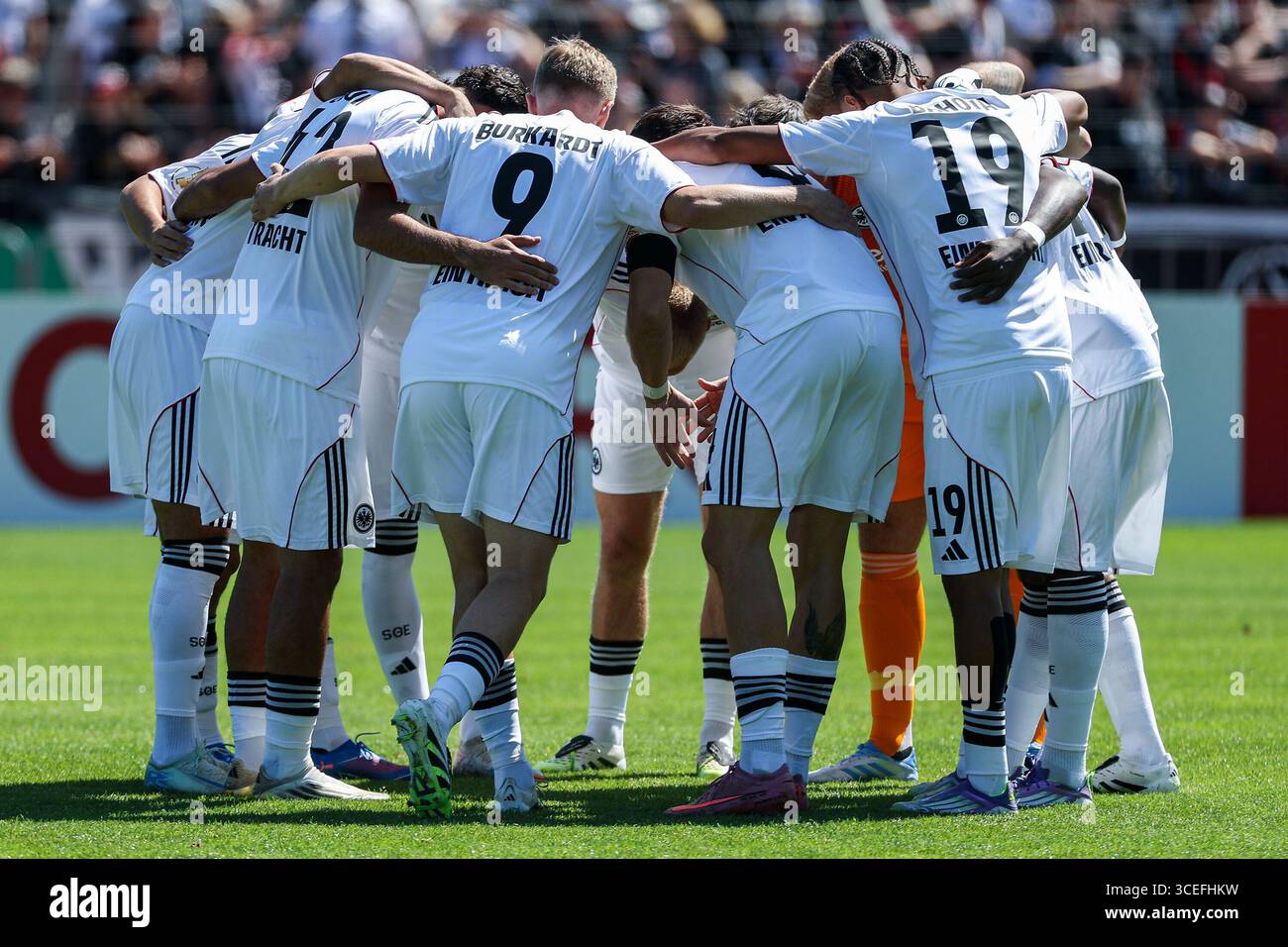 Coblenza, Germania. 17 agosto 2025. DFB Pokal - FV Engers - Eintracht Frankfurt am 17.08.2025 im Stadion Oberwerth a Coblenza Mannschaftskreis/Teamkreis von Eintracht Frankfurt foto: Osnapix/Marcus Hirnschal le normative DFB vietano qualsiasi uso di fotografie come sequenze di immagini e/o quasi-video crediti: dpa/Alamy Live News Foto Stock