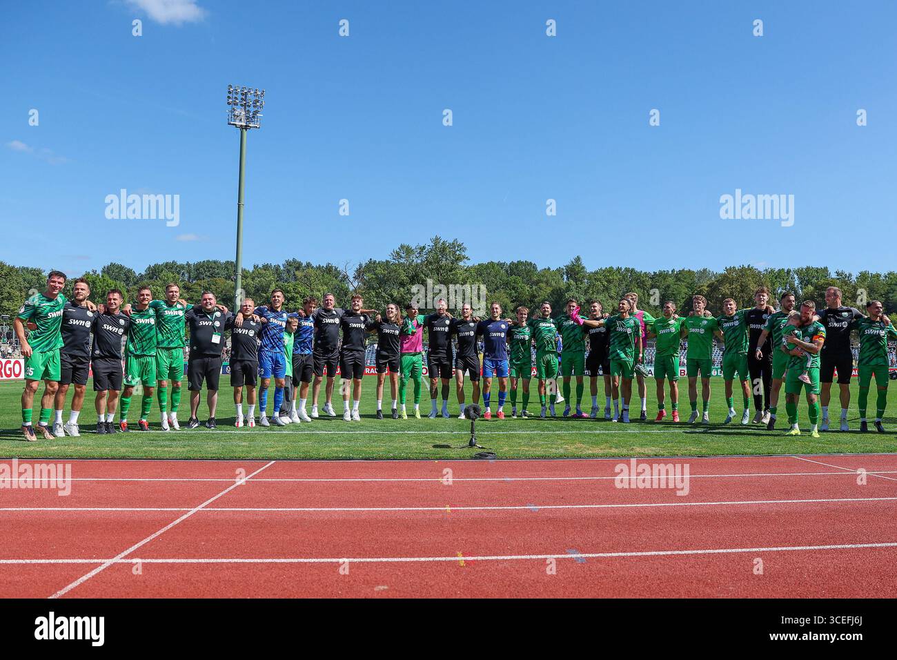 Coblenza, Germania. 17 agosto 2025. DFB Pokal - FV Engers - Eintracht Frankfurt am 17.08.2025 im Stadion Oberwerth a Coblenza Die Mannschaft des FV Engers feiert mit den fans foto: Osnapix/Marcus Hirnschal le normative DFB vietano qualsiasi uso di fotografie come sequenze di immagini e/o quasi-video crediti: dpa/Alamy Live News Foto Stock