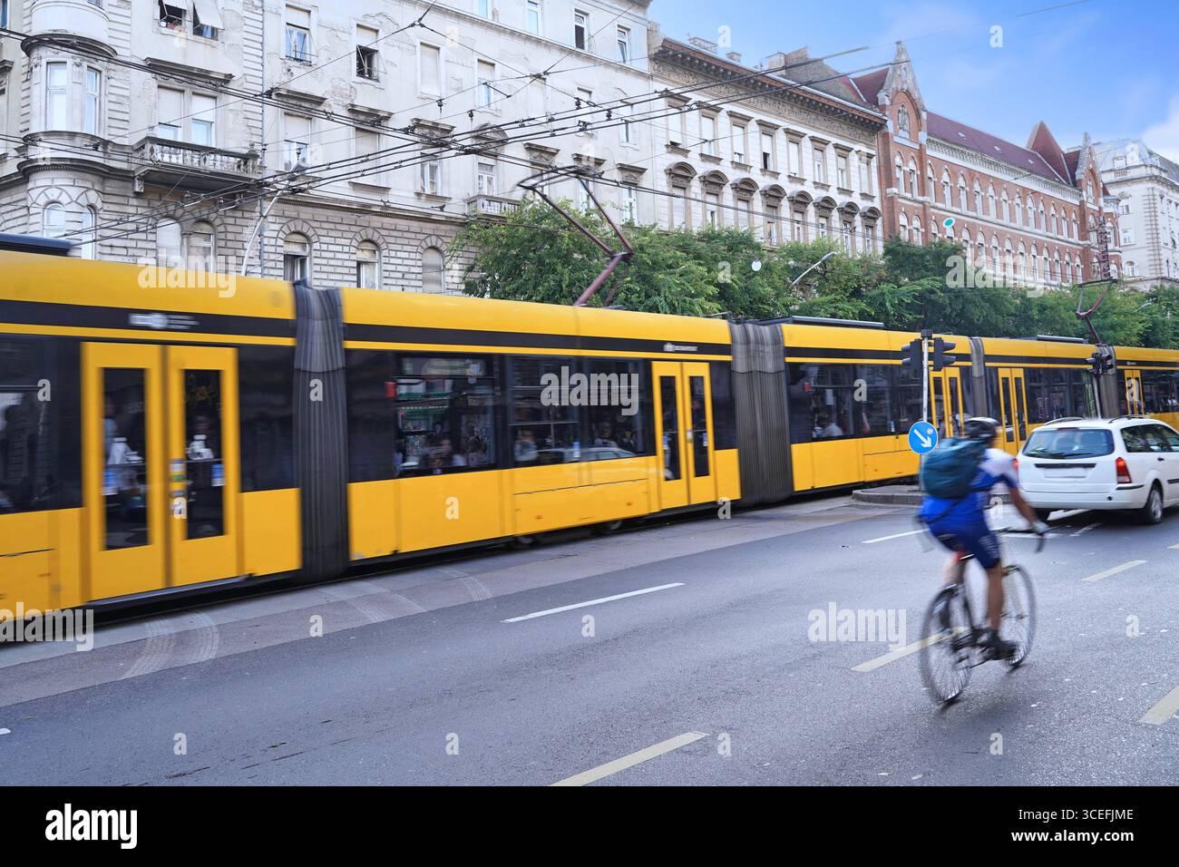 Budapest, traffico sul viale principale con la ferrovia in strada nel mezzo della strada Foto Stock