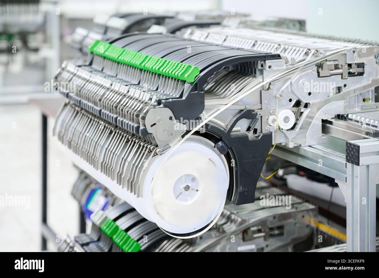 Alimentatori a nastro avanzati con configurazione SMT pick-and-Place per un posizionamento efficiente dei componenti elettronici Foto Stock