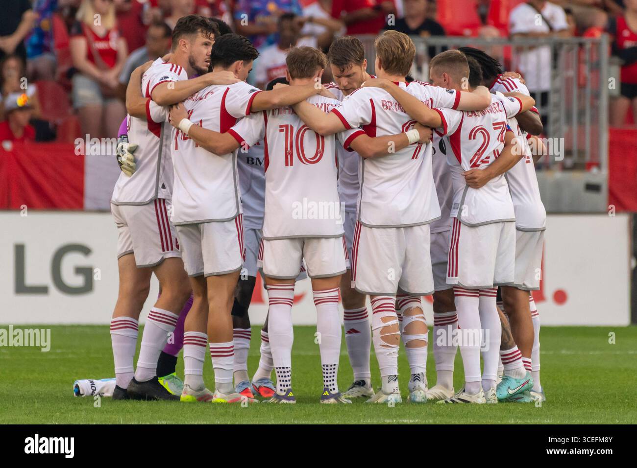 Toronto, Canada. 16 agosto 2025. I giocatori del Toronto FC si riuniscono prima della partita della MLS tra il Toronto FC e l'Atlanta United FC al BMO Field. La partita terminò 1-1. (Foto di Angel Marchini/SOPA Images/Sipa USA) credito: SIPA USA/Alamy Live News Foto Stock