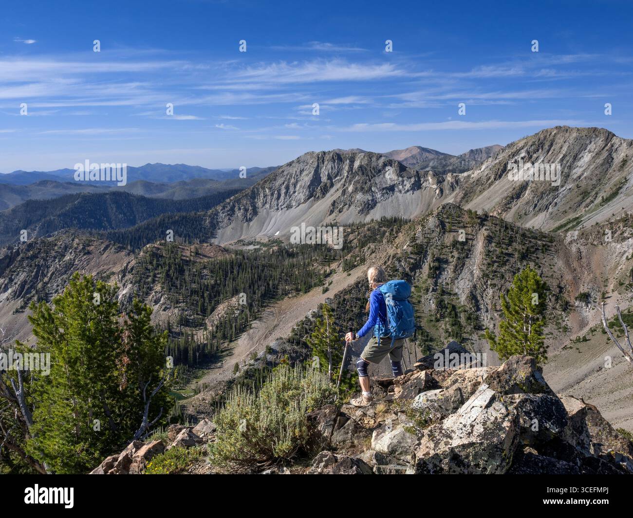 ID011126-00..... IDAHO - escursionista donna vicino al Norton Pass nelle Smoky Mountains, Sawtooth National Forest. MR#S1 Foto Stock