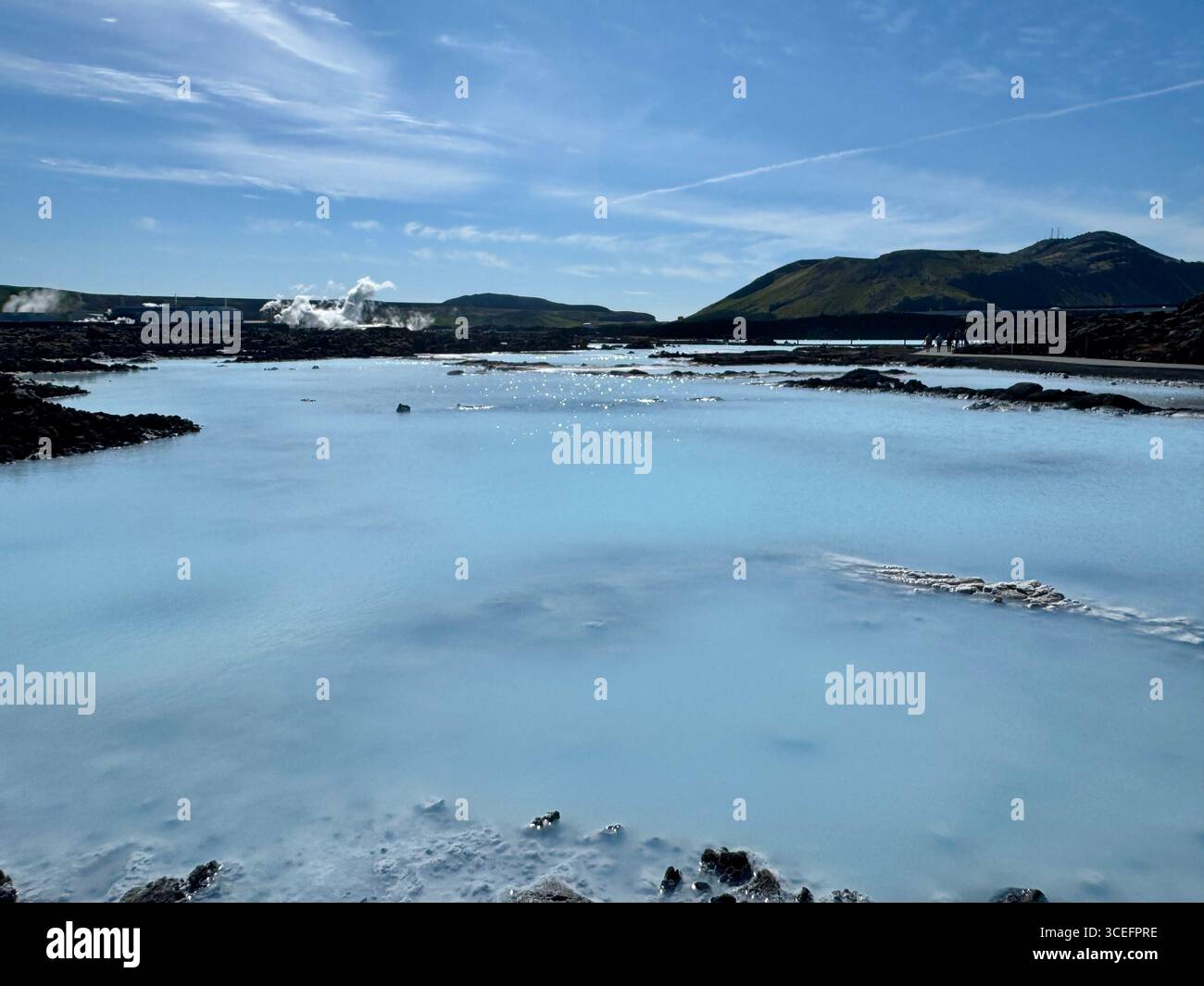 Acqua azzurra lattea della famosa Laguna Blu in Islanda Foto Stock