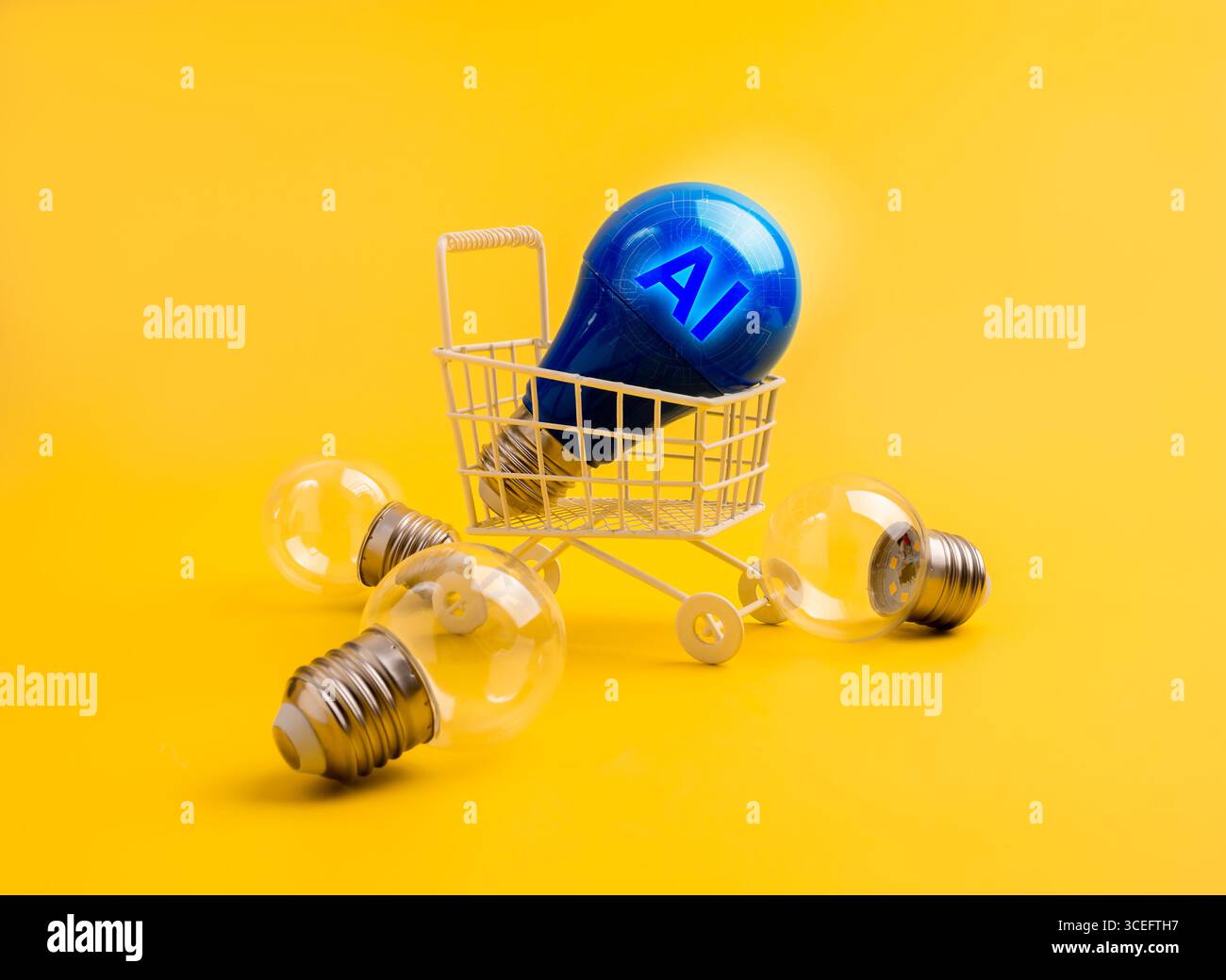 Lampadina ai blu in un piccolo carrello su sfondo giallo brillante, simbolo dell'innovazione dell'intelligenza artificiale, idee di marketing digitale, e-com Foto Stock
