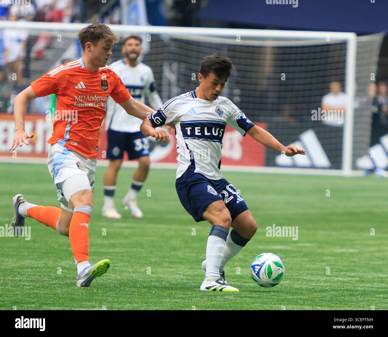 VANCOUVER, BC - 17 AGOSTO: Il centrocampista dei Vancouver Whitecaps Andres Cubas (20) in azione nella partita della stagione regolare della MLS Vancouver Whitecaps FC vs Huston Dynamo FC al BC Place il 17 agosto 2025 a Vancouver, Canada. (Foto di Tomaz Jr/Pximages) credito: PX Images/Alamy Live News Foto Stock
