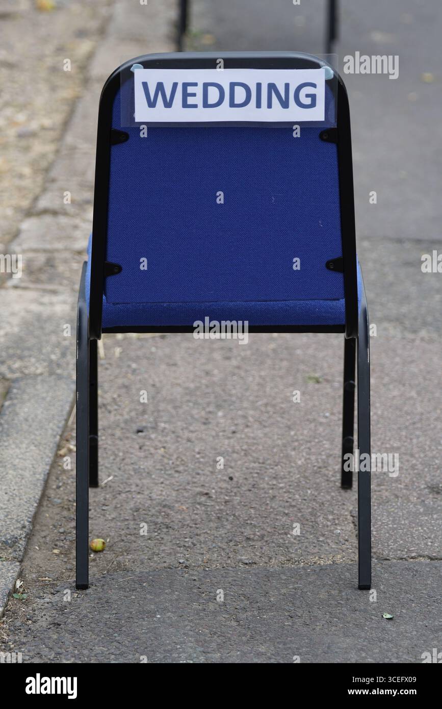 Sedia blu contrassegnata per l'evento nuziale all'aperto. Churchill, Inghilterra Foto Stock