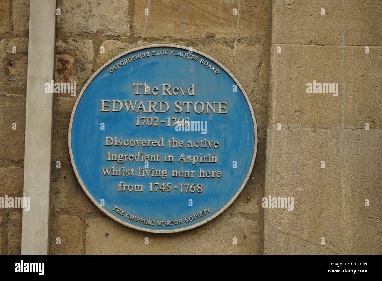 Placca blu in onore di Edward Stone alla scoperta dell'ingrediente attivo dell'aspirina. Chipping Norton, Inghilterra Foto Stock