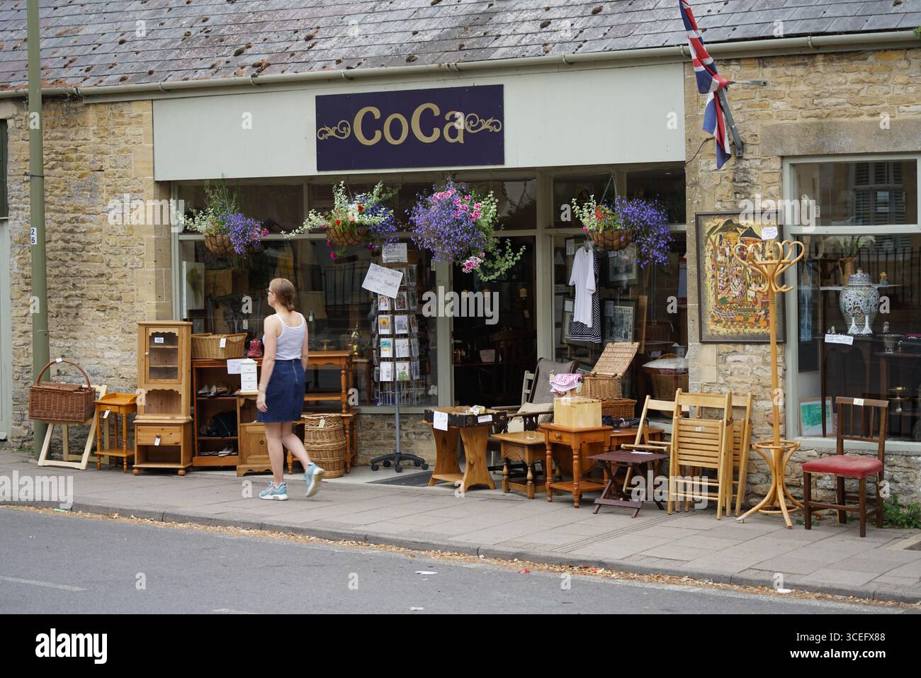 Esterno del negozio di mobili d'epoca con oggetti unici ed esploratori. Chipping Norton, Inghilterra Foto Stock