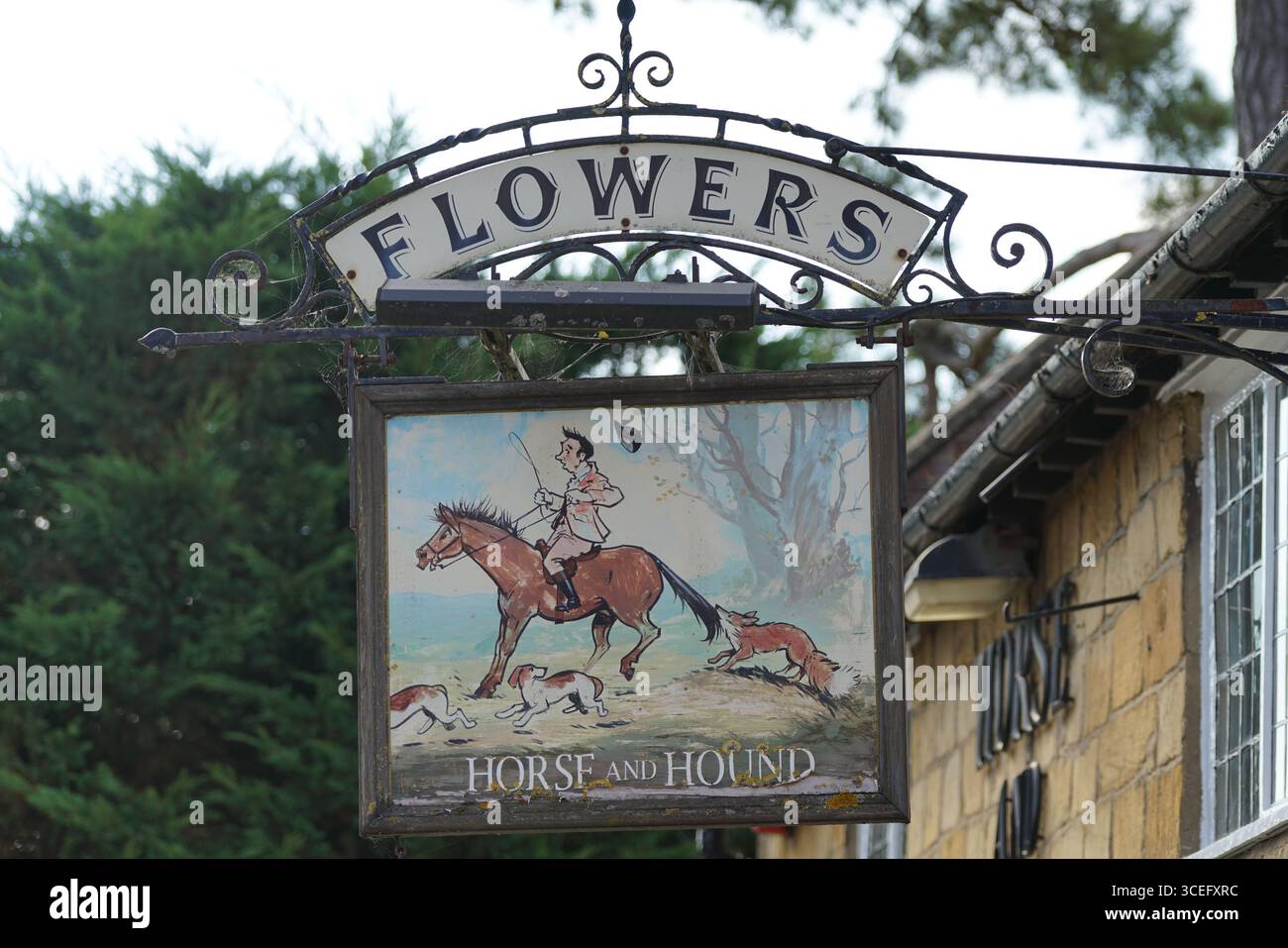 Tradizionale insegna inglese da bar per Horse and Hound con illustrazione equina. Broadway, Inghilterra Foto Stock