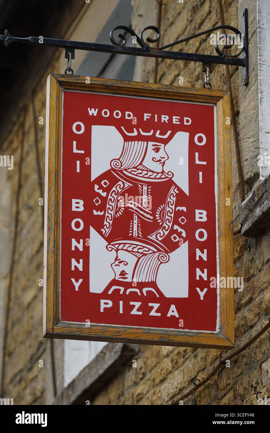 Cartello vintage per pizza cotta a legna all'esterno di un ristorante rustico. Bourton-on-the-Water, Inghilterra Foto Stock