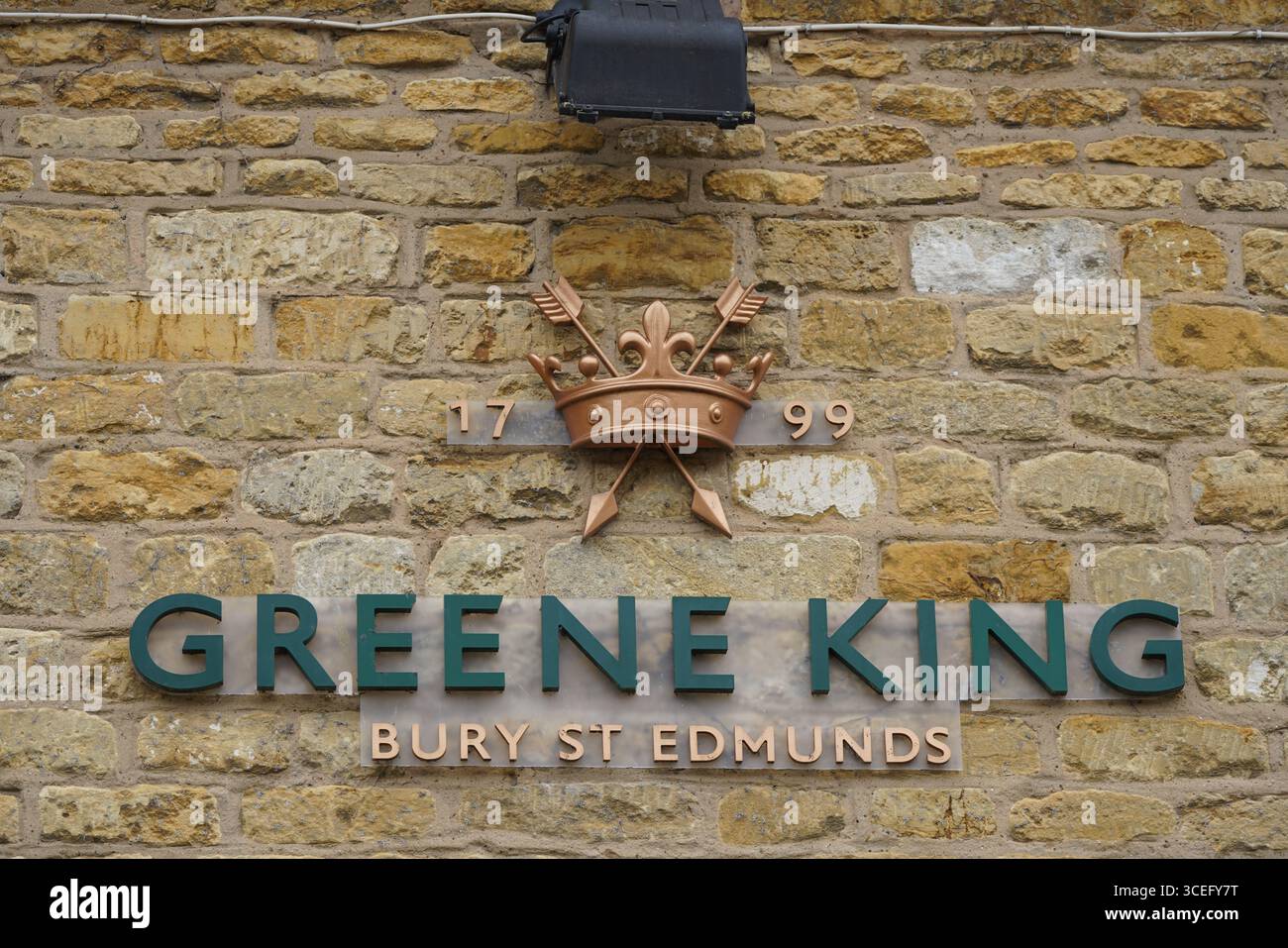 Greene King Sign sul muro di pietra a Bury St Edmunds, Inghilterra. Bourton-on-the-Water, Inghilterra Foto Stock