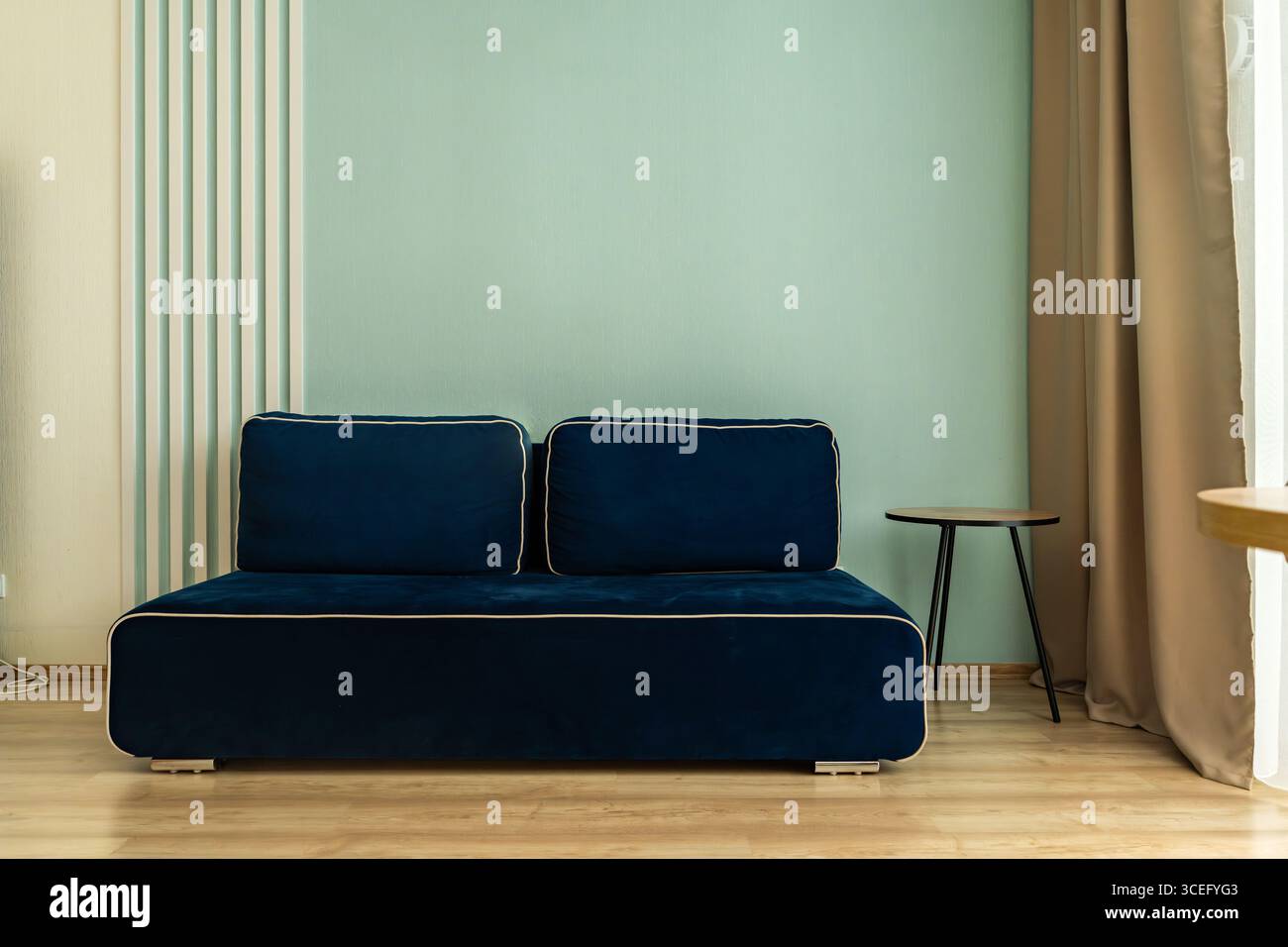 Interno con parete vuota. Sfondo per pittura o poster. all'interno dell'appartamento con un design interno minimalista Foto Stock