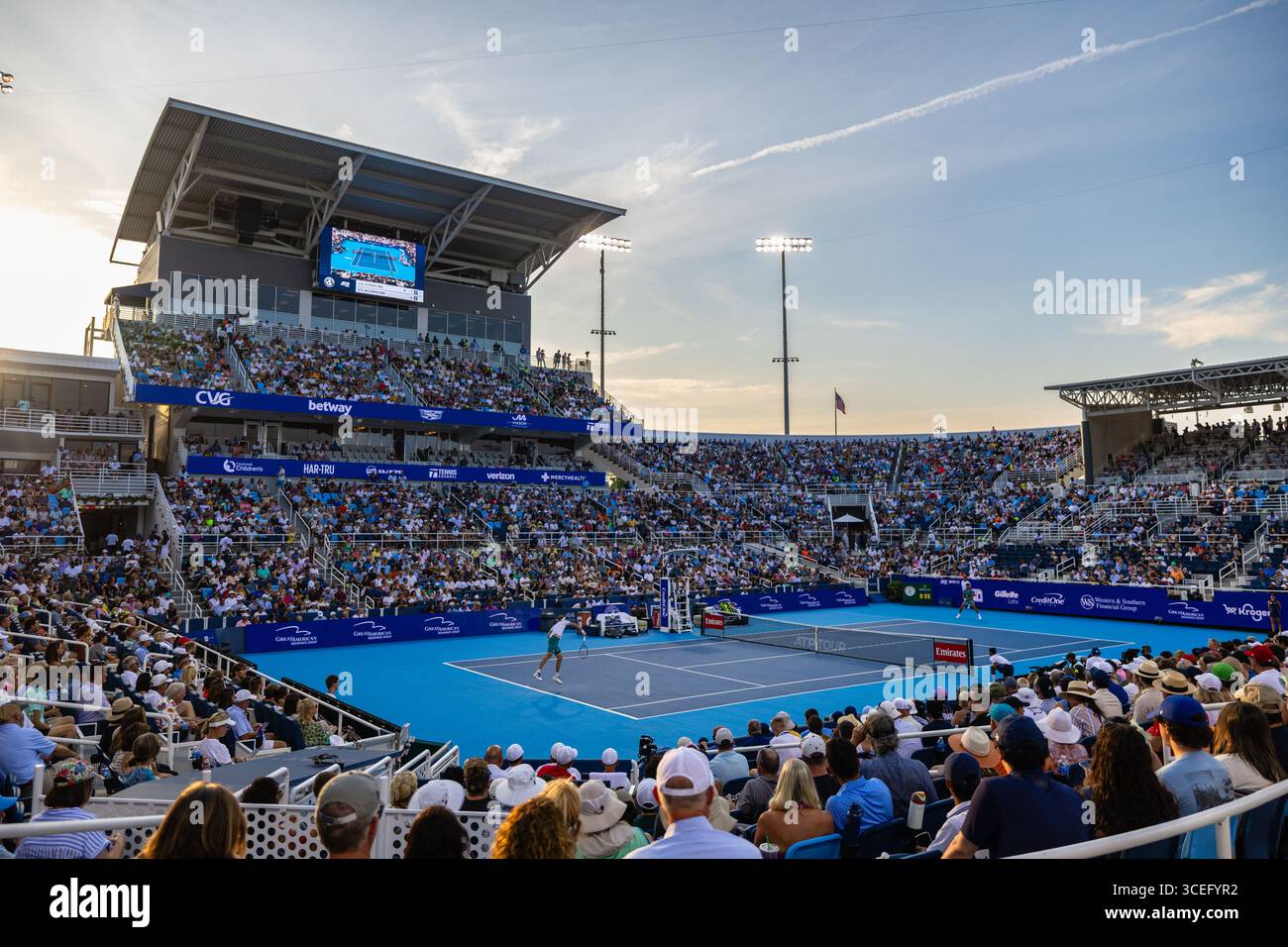 MASON, OHIO - 16 AGOSTO: Foto grandangolare del campo dello stadio che mostra Alexander Zverev della Germania che gioca contro lo spagnolo Carlos Alcaraz durante la semifinale maschile il giorno 10 del Cincinnati Open al Lindner Family Tennis Center il 16 agosto 2025 a Mason, Ohio. (Foto di Mauricio Paiz) credito: Mauricio Paiz/Alamy Live News Foto Stock
