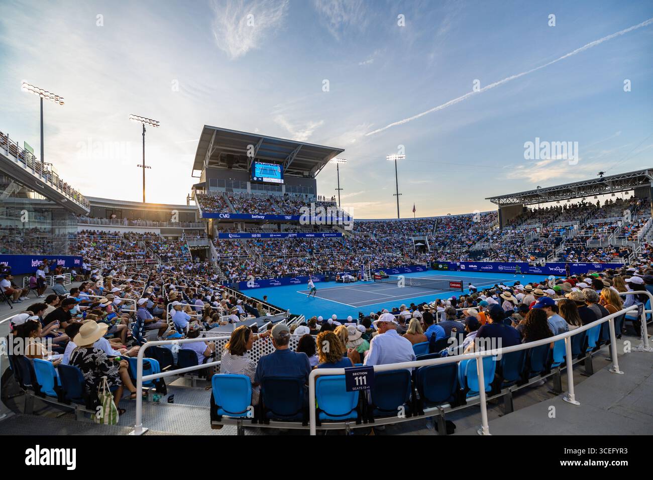 MASON, OHIO - 16 AGOSTO: Foto grandangolare del campo dello stadio che mostra Alexander Zverev della Germania che gioca contro lo spagnolo Carlos Alcaraz durante la semifinale maschile il giorno 10 del Cincinnati Open al Lindner Family Tennis Center il 16 agosto 2025 a Mason, Ohio. (Foto di Mauricio Paiz) credito: Mauricio Paiz/Alamy Live News Foto Stock