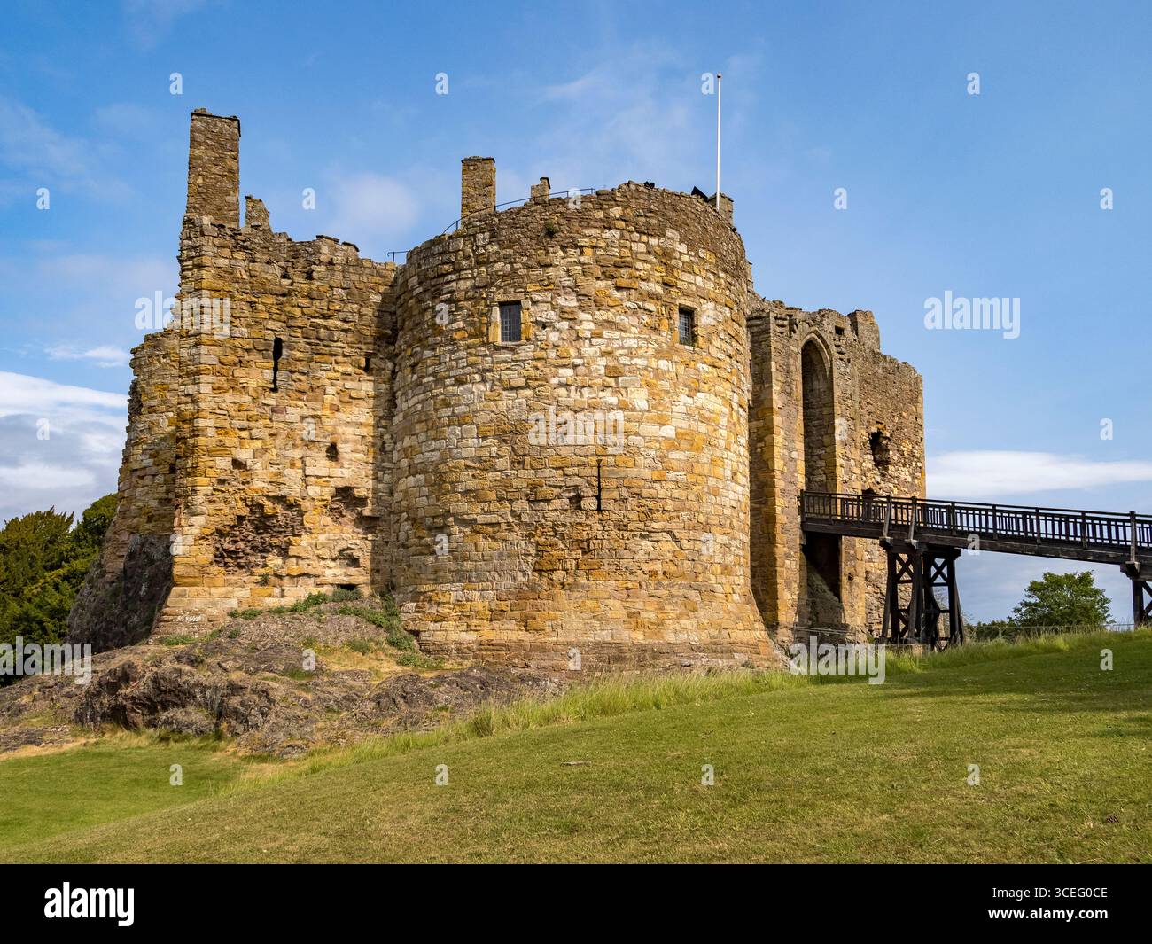 Il castello di Dirleton, Dirleton, East Lothian, Regno Unito, è stato costruito intorno al XIII secolo e si trova 2 miglia ad ovest di North Berwick. Ora è circondato da Beautifu Foto Stock